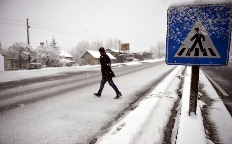 <p>Meteoroloji 11. Bölge Müdürlüğünden yapılan yazılı açıklamada, yarın ve 25 Mayıs Pazartesi günü Gümüşhane, Bayburt, Giresun, Trabzon, Rize ve Artvin'de 1500 metre rakım üzerindeki yüksek kesimlerde kuvvetli karla karışık yağmur ve karın etkili olacağının tahmin edildiği belirtildi.</p>