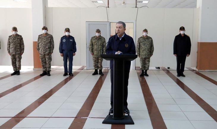 <p>Koronavir&uuml;s nedeniyle hayatını kaybeden t&uuml;m vatandaşlarla Milli Savunma Bakanlığı b&uuml;nyesinde g&ouml;rev yapan uzman memur Levent &Uuml;nver ile iş&ccedil;i Avni &Ouml;zt&uuml;rk'e Allah'tan rahmet, yakınlarına başsağlığı dileklerini ileten Akar, "Şehitlerimize Allah'tan rahmet, gazilerimize acil şifa diliyorum. Bug&uuml;nlere gelmemizdeki b&uuml;y&uuml;k fedakarlık ve katkılarından dolayı minnet ve ş&uuml;kranlarımı sunuyorum." dedi.</p>
