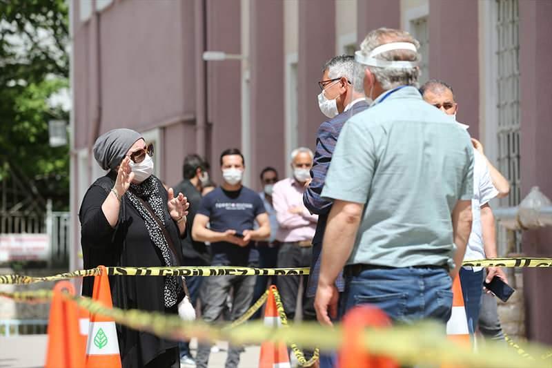 <p>Çankaya Kaymakamlığı binasına vatandaşlar için "Seyahat izin başvuruları e-Devlet üzerinden veya 199 nolu telefon servisi aranarak yapılacak olup bizzat başvuru alınmayacaktır." yazılı bilgi afişi de asıldı.</p>