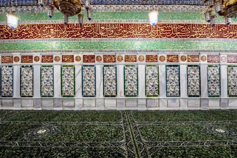 <p>Mescid- i Nebevinin kıblesini süsleyen ecdad yâdigarı 170 yıllık çiniler ve mermerler yıllar sonra restore edilip tekrar gün yüzüne çıkarıldı.</p>