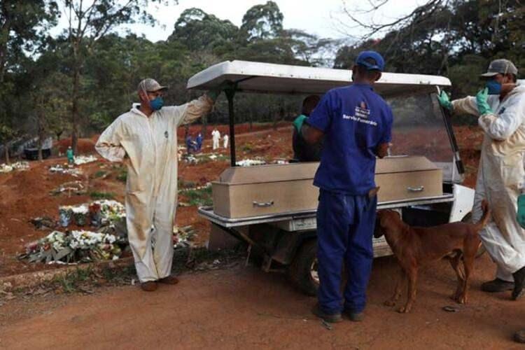 <p>Sağlık Bakanlığı'nın verdiği bilgilere göre Brezilya'da koronavirüs nedeniyle ölenlerin sayısı da 22 Mayıs Cuma itibarıyla 21 bin 48'e yükseldi.</p>

<p>210 milyon nüfuslu ülkede, salgının en ağır yaşandığı Sao Pauolo kentindeki Formosa Mezarlığı'nda corona virüs ölümleri nedeniyle yeni mezarlar kazılırken, görevlilerin günde ortalama 1000'e yükselen defin işlemlerine yetişmekte zorlandığı belirtiliyor.</p>
