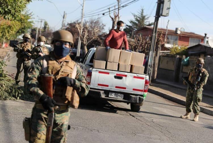 <p>Şili’deki vakalar hızla artarken hükümet başkent Santiago’da zorunlu sokağa çıkma kısıtlaması getirdi. Şili, her 1000 kişiye düşen 21 test ile Latin Amerika’da nüfusa oranla en yüksek test kapasitesine sahip. Ancak bölgedeki test sayısı genel olarak dünyanın geri kalanına oranla önemli ölçüde düşük.</p>
<ul>
</ul>