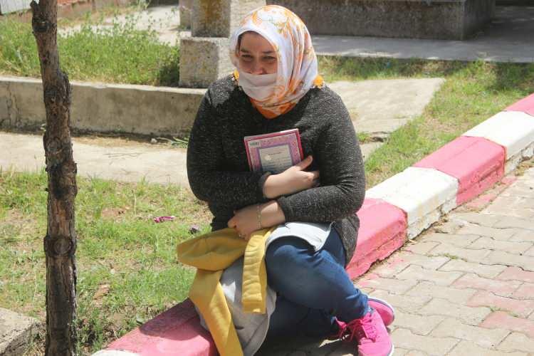 <p>"Biz buruk bir bayram yaşıyoruz"</p>

<p>15 Temmuz şehidi &Ouml;zel Harek&acirc;t Polisi Hakan Yorulmaz&rsquo;ın babası İsmail Yorulmaz da, "Şimdi şu anda 15 Temmuz şehidi Hakan Yorulmaz'ın yanında bir bayram g&uuml;n&uuml; buradayız. Yaklaşık 2 ay sonra 4 yıl olacak. Hakan'sız ge&ccedil;en bayram 4 yıl olacak.</p>
