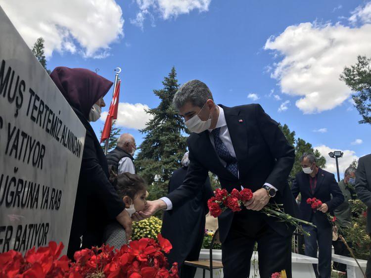 <p>Bu bizim i&ccedil;in kolay bir şey değil ama vatanımız milletimiz i&ccedil;in g&ouml;z&uuml;n&uuml; kırpmadan hayatının gencecik baharında şehadete gitti. Allah bir daha 15 Temmuzlar memleketimize yaşatmasın. Biz buruk bir bayram yaşıyoruz ama memleketimiz milletimiz var olsun, sağ olsun. Allah devletimize milletimize zeval vermesin" ifadelerini kullandı.</p>
