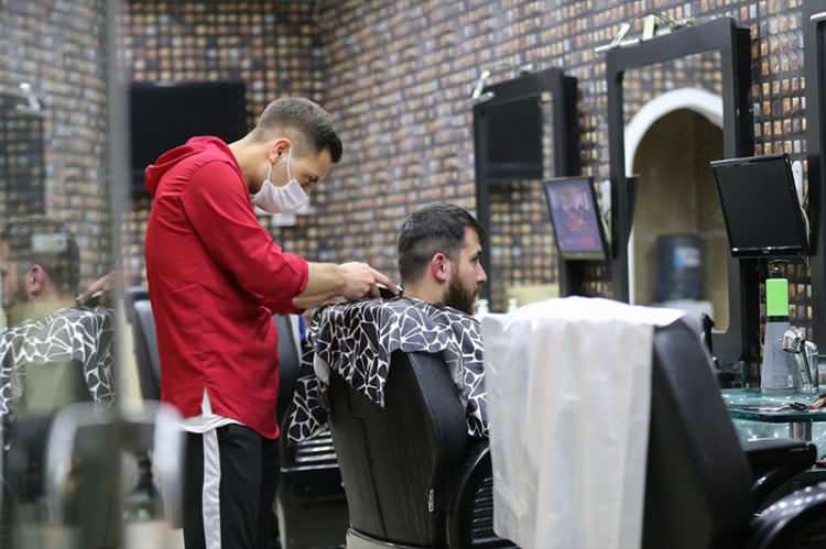 <p>Esnek saatler dolayısıyla birikmenin yaşanmadığı salonlar, yarın da saat 23.00'e kadar açık olacak.</p>
<p> </p>