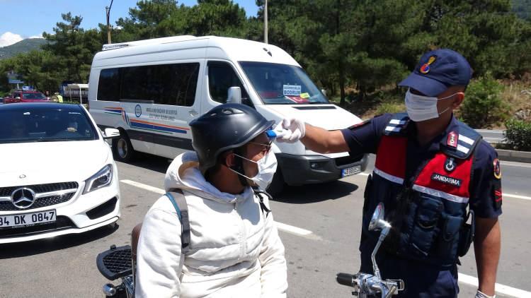 <p>Bodrum İlçe Emniyet Müdürlüğü ekipleri, sürücü ve yolcuların ateşini ölçtü. Ateşi 38 derecenin üzerinde olanlar, tedbir amaçlı bölgedeki ambulansla sağlık görevlilerince kontrol için hastaneye sevk edildi.</p>