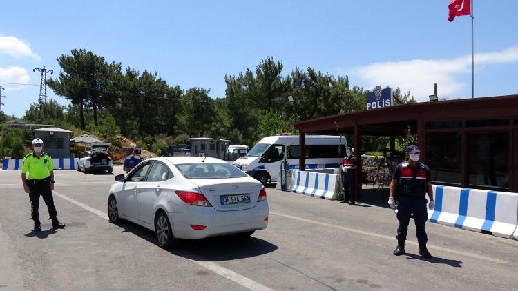 <p>Polis ve jandarma ekipleri, kontrol noktasında araçları durdurup, sürücüler ile yolcuları salgına karşı uyardı.</p>
