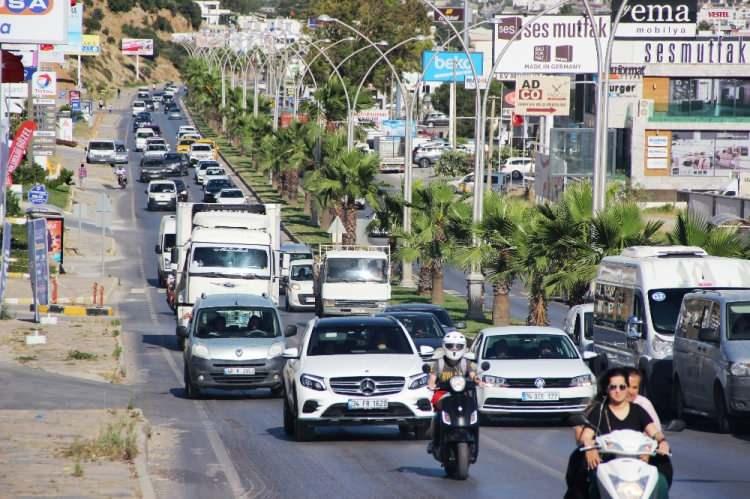 <p>Kontroller nedeniyle karayolunda yaklaşık 3 kilometrelik araç kuyruğu oluştu.</p>