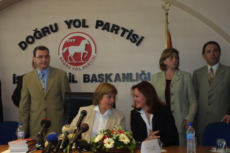 <p>DYP Genel Başkanı Tansu Çiller ve İktisadi Kalkınma Vakfı (İKV) Başkanı Meral Gezgin Eriş, DYP İstanbul İl Başkanlığında biraraya gelerek basın toplantısı düzenledi. (18 Haz 2002)</p>

<p> </p>
