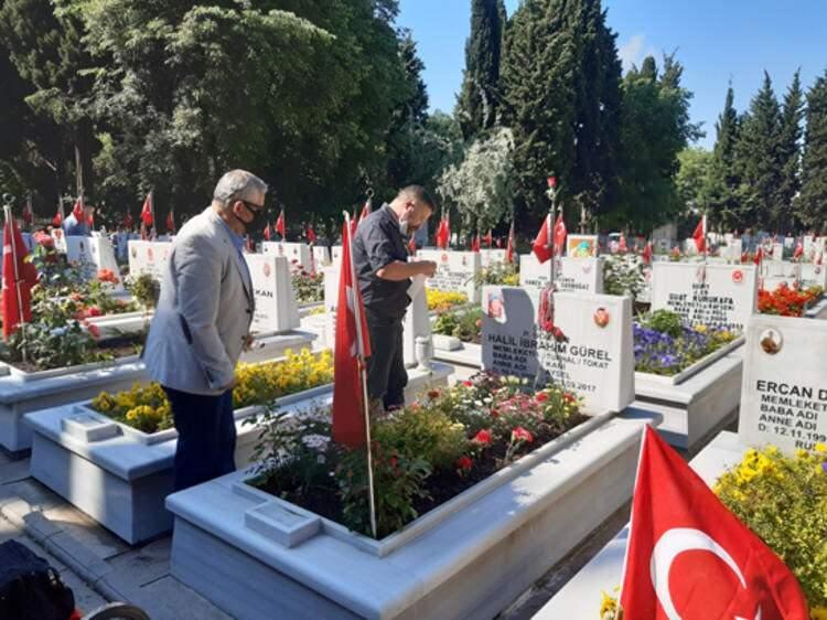 <p>Kur&rsquo;an-ı Kerim okuyan aileler, şehitlerinin mezarlarını temizleyerek, &ccedil;i&ccedil;ek dikti.</p>

<ul>
</ul>
