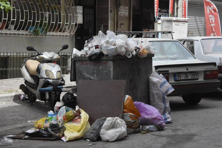 <p>İddiaya göre Atilla Mahallesi'nde bulunan konteynerlerdeki çöpler, ekipler tarafından 2 gündür alınmadı. Çöpler, konteynerlerden sokaklara taştı. Mahallenin birçok noktası çöp içinde kalırken, bölge halkı ise koronavirüsle mücadele edilen bugünlerde yaşanan olaya tepki gösterdi. </p>
