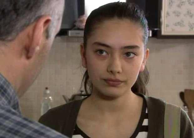 <p>Fikret'in üvey çocuklarından biri olarak tanınan genç oyuncu Neslihan Atagül Doğulu, ekran önünde büyüyen isimlerden.</p>