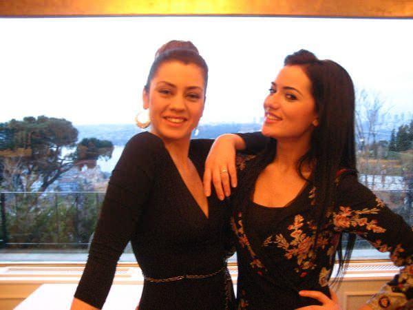 <p>Yaprak Dökümü dizisinde düşman kardeşler Leyla ile Necla'yı canlandıran Gökçe Bahadır ve Fahriye Evcen, değişimleriyle dizideki hallerini aratıyorlar.</p>