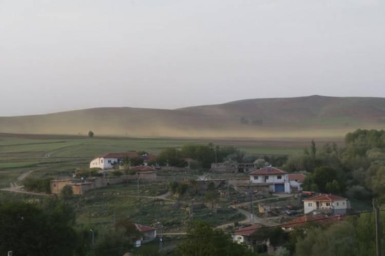 <p>Yozgat'ta Lök köyündeki ekili alanları sarı ve siyah renkli sinekler sardı. Bulut şeklinde arazi üzerinde duran sineklerin mahsule zarar verip vermediği bilinmiyor.</p>
