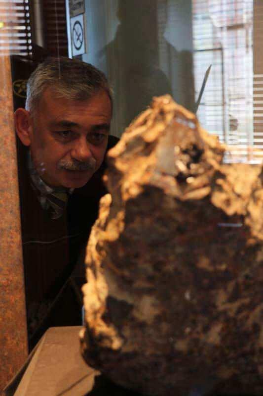 <p>Yılmaz, buldukları taşa sertifika almalarının çok önemli olduğunu belirterek, "Trakya Üniversitesi, Ege Üniversitesi ya da Maden Teknik ve Arama Enstitüsü’ne başvurarak taşa analiz yaptırıp sertifika alabilirler. Buralara sadece 6 gramlık bir parça göndererek analiz yaptırabilirler. Çok büyük parça kesmeye gerek yok. Büyük parçalar isterlerse vermesinler. Piyasada ellerindeki taştan ne kadar çok olursa taşın değeri o kadar düşer" diye konuştu.</p>
<p> </p>