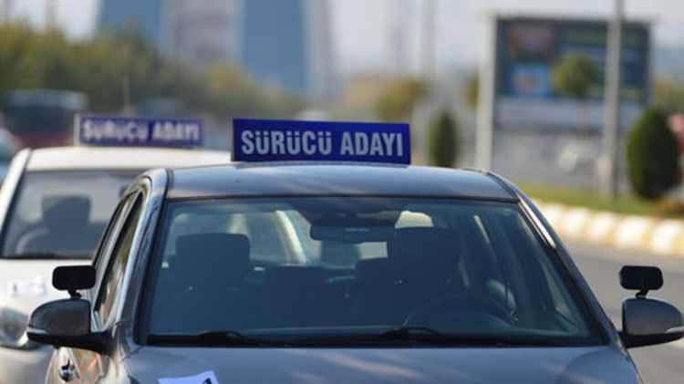 <p><span style="color:#FF8C00"><strong>U dönüşünde dikkat edin </strong></span></p>

<p>Eğer bir yerde U dönüşü yapacaksanız, hangi tarafa doğru yapacaksanız o şeritte devam edin ya da sinyal vererek o şeride geçin. Devamında aracı yavaşlatıp 1. vitese takın. Yol müsait ise geçişi yapabilirsiniz</p>

