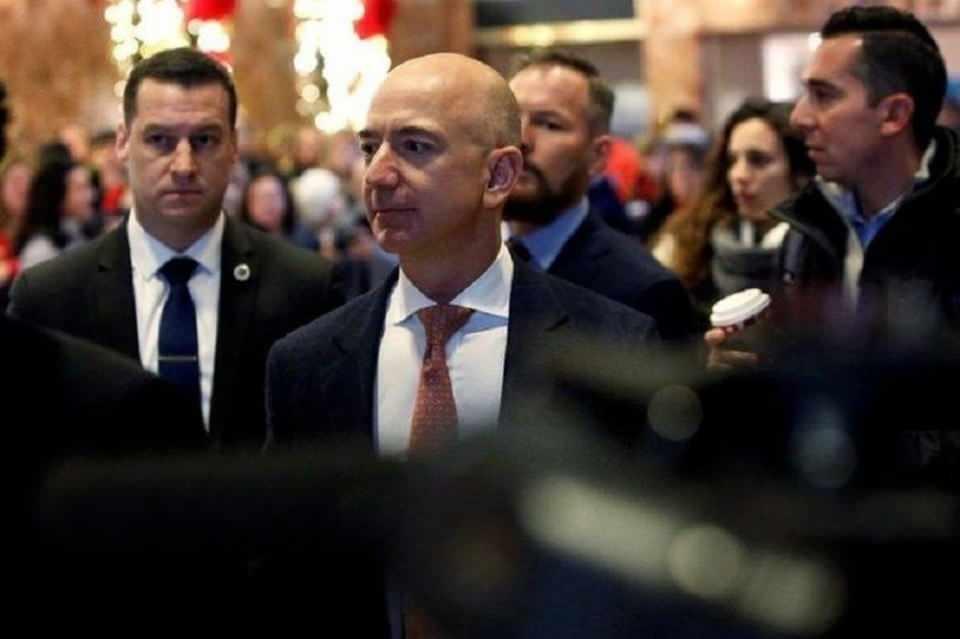 <p><strong>1. Jeff Bezos</strong><br />
Toplam net değer: 146.2 milyar dolar<br />
Senelik değişim: +31.3 milyar dolar<br />
Sektör: Teknoloji<br />
Ülke: ABD</p>
<p>Sıra: 1</p>