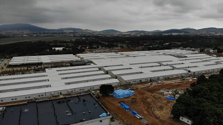 <p> İlk olarak 29 Mayıs Cuma günü açılacak olan Sancaktepe’deki salgın hastanesi havadan görüntülendi. Çevre düzenlemesi ve yol çalışmaları tamamlanmak üzere olan ve tam teşekküllü hastane olarak inşa edilen salgın hastanesi artık açılmak için gün sayıyor.</p>