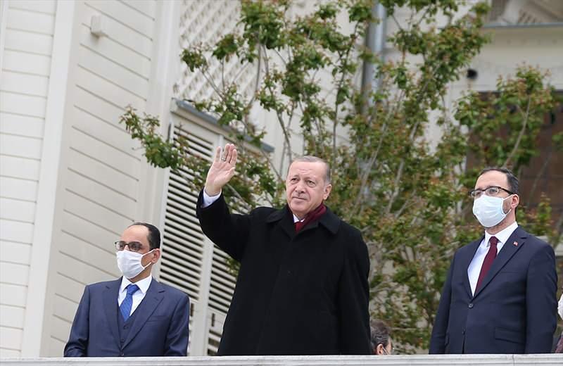 <p>Türkiye Cumhurbaşkanı Recep Tayyip Erdoğan, "29 Mayıs İstanbul Boğazı Fetih Saygı Geçişi Etkinliği" dolayısıyla İstanbul Boğazı'nda Türk bayraklarıyla kendisini selamlayan teknelere el sallayarak karşılık verdi.</p>

<p> </p>
