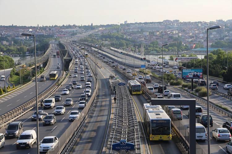 <p>İstanbul'da, yeni tip koronavirüsle (Kovid-19) mücadele kapsamında kontrollü sosyal hayata geçiş yapılmasının ardından, trafiğe çıkan araç sayısında artış gözlendi.</p>

<p> </p>
