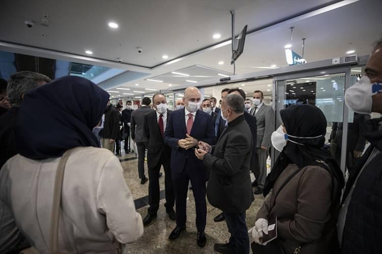 <p>"Uçaklarımız başta olmak üzere yüksek hızlı trenler, konvansiyonel trenler, Marmaray ve Başkentray gibi tüm toplu ulaşım araçlarında sefer öncesi ve sonrasında dezenfekte işlemleri başlattık. Kara yollarında otobüs firmalarına ve otobüslerin mola verdikleri duraklardaki işletmelere her türlü sağlık tedbirlerini almaları ve gerekli hijyeni sağlamaları talimatını verdik. Söz konusu çalışmalar, hastalığın Türkiye'ye girişini önemli ölçüde geciktirdi ve salgın sürecine daha iyi hazırlanmamızı sağladı."</p>
<p> </p>
