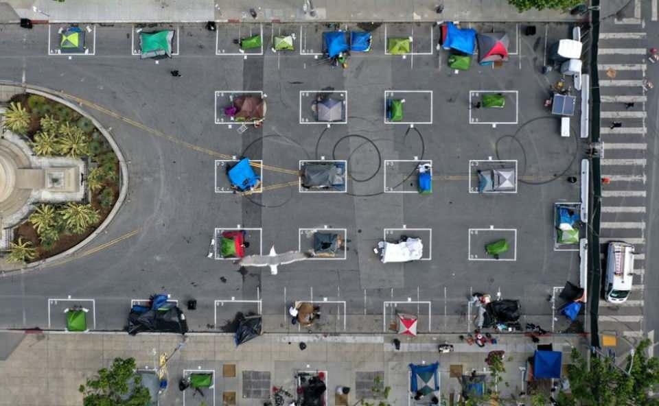 <p>San Francisco'nun evsizler için hazırlanan ilk çadır kamp alanı. Sosyal mesafeli uyuma alanında tuvaletler, el yıkama merkezleri ve güvenlik merkezleri var.</p>
<p> </p>
