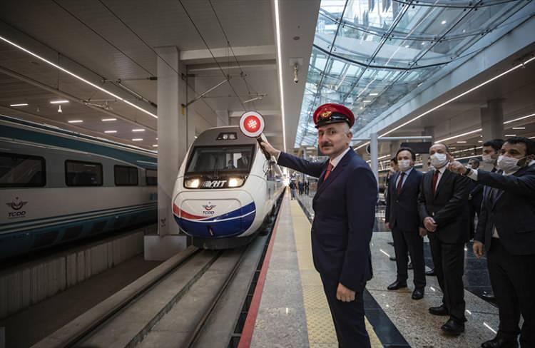 <p>Ulaştırma ve Altyapı Bakanı Adil Karaismailoğlu, normalleşme sürecinin önemli bir adımını daha attıklarını belirterek "Ara verdiğimiz Yüksek Hızlı Tren (YHT) seferimizi yeniden başlatıyor, ilk trenimizi Ankara'dan İstanbul'a yolcu ediyoruz." dedi.</p>
