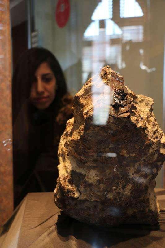 <p>Gök taşını satmak istediğini anlatan Yılmaz, "İlk duyulduktan sonra Rusya'dan bir talipli tarafından taşımıza 68 bin dolar teklif edildi. Ancak o zaman bizi yanlış yönlendirdiler taşımızın değerinin daha yüksek olduğunu milyonlarla ölçüldüğünü söyledikleri için biz satmamıştık. Yakın bir zamanda bir alıcıdan en son 8 bin dolar teklif edildi. Ona da ‘evet’ demedik. Taşı değeri verildiğinde tabii ki satmak istiyoruz” ifadesinde bulundu.</p>
<p> </p>
<p>Gök taşını bulacak olan kişiye mevcut işini bırakmamasını tavsiye eden Yılmaz, "Taşı bulanlar işlerini güçlerini bırakmasınlar. Öyle taş bulduk diye işi gücü bırakmak olmaz sonra aç kalırlar” dedi.</p>
<p> </p>