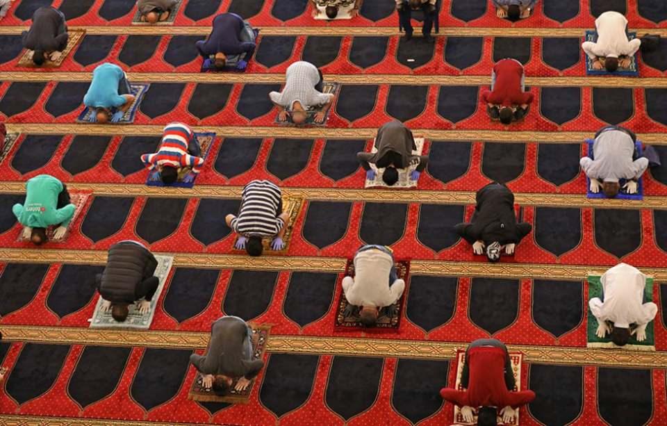 <p>Lübnan'ın Beyrut kenindeki Muhammed Al-Amin Camii'nde sosyal mesafe için halılar aralıklarla konuldu.</p>

<p> </p>
