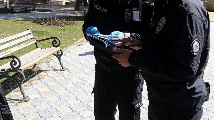 <p><strong>UYMAYANA YAPTIRIM</strong></p>
<p> </p>
<p>Örneğin bir kozmetik dükkânına gidildiğinde, maske takmayan müşterilerin uyarılmadığı ya da allık, ruj gibi malzemelerin denendiğini gören vatandaşlar, "Hayat Eve Sığar" uygulaması üzerinden işyerini puanlayabilecek. Bu puanlama kontrol mercileri tarafından görülebilecek. Kurallara uymayan işyerlerine denetimler arttırılacak, uyarılar yapılacak. Kurallara ısrarla uyulmaması halinde gerekli yaptırımlar uygulanacak.</p>