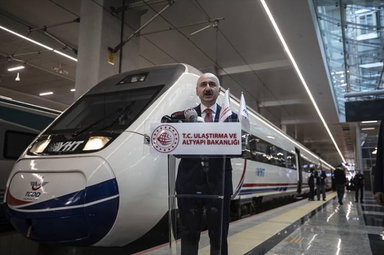 <p> İnşallah en kısa sürede seferlerimizi yerli üretimimiz olan 'Milli Elektrikli Tren'imiz ile hayata geçirmeye başlayacağız. Tüm hatlarımızda, üst düzeyde hijyen ve sağlık tedbirleri alınması en önemli önceliklerimizdir. Bizim tek amacımız vatandaşlarımızı en güvenli şekilde gitmek istedikleri yere ulaştırmak ve sağlıklı bir şekilde sevdiklerine kavuşturmaktır."</p>
