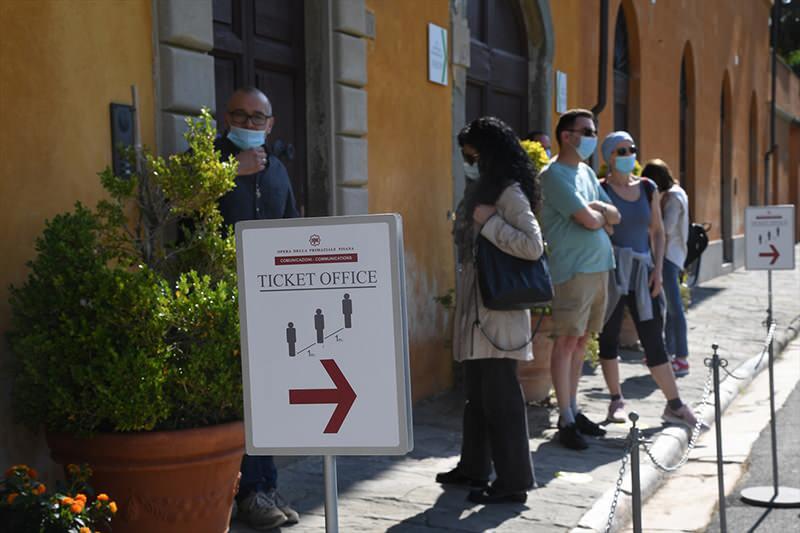 <p> Toscana Bölgesindeki Pisa şehrinin Piazza dei Miracolide alanında yer alan kule, önlemler kapsamında 8 Mart'tan bu yana kapalıydı.</p>