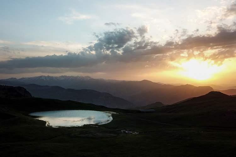 <p>Şehir merkezine 18 kilometre uzaklıkta, denizden 2 bin 200 metre y&uuml;ksekte bulunan Dipsiz G&ouml;l ve etrafındaki krater g&ouml;lleri kalp, yukarıdan bakıldığında nazar boncuğu, su damlacığı ve &ccedil;ığlık tablosuna benzemeleri nedeniyle de ilgi &ccedil;ekiyor.<br />
&nbsp;</p>
