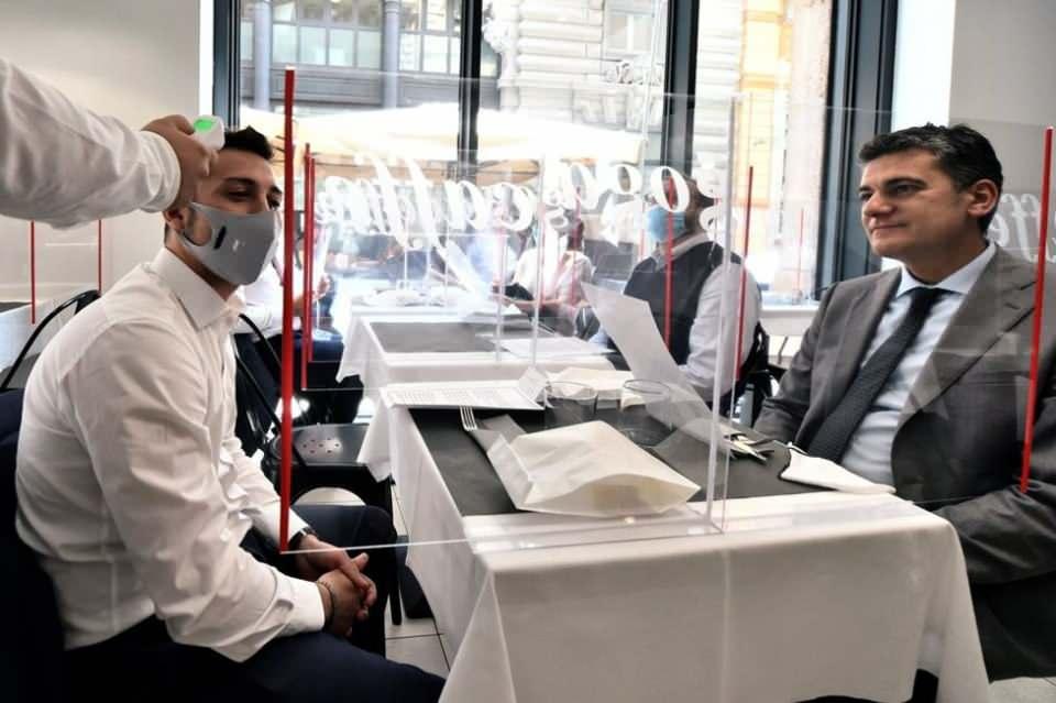 <p>İtalya'nın Milano kentinde bir garson müşterilerin ateşlerini ölçüyor.</p>

<p> </p>
