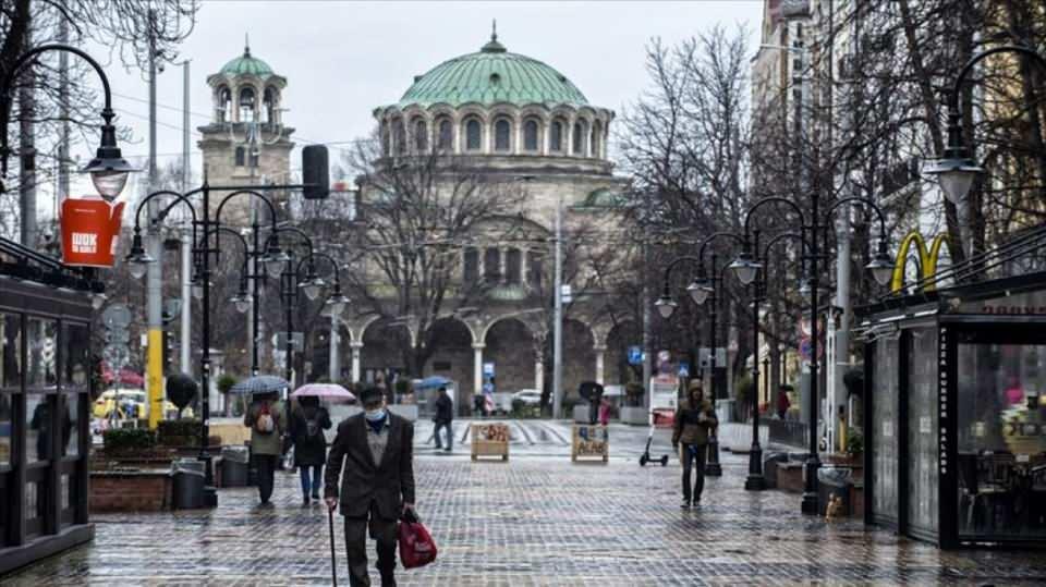 <p><strong>Bulgaristan'da alışveriş merkezleri açılacak</strong></p>
<p><br />
Bulgaristan'da hükümete bağlı Kriz Masası, yarından itibaren ülkedeki alışveriş merkezlerinin yeniden açılmasına izin verdi.</p>
<p>Uzmanlar, virüsün elbiselerin üzerinde saatlerce yaşayabileceğine dikkati çekerken, mağazalardaki denenmiş kıyafetlere ispirtolu dezenfektan uygulanması ve deneme odalarına morötesi lambalar yerleştirilmesi tavsiyesinde bulundu.</p>
<p> </p>