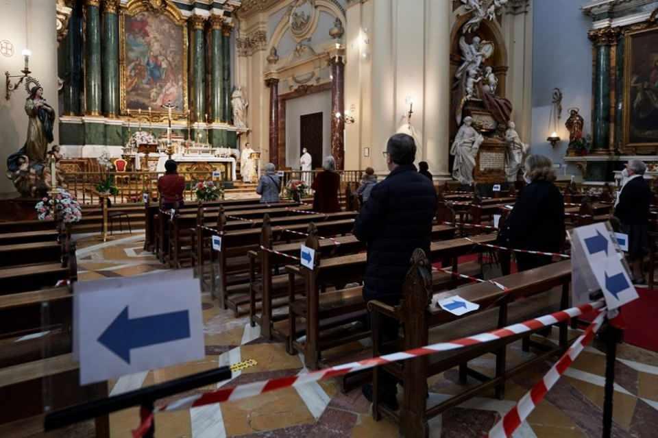 <p>İspanya'nın Madrid kentindeki Santa Barbara Kilisesi'ndeki bir ayinde, sosyal mesafe için sıralara bantlar çekildi.</p>

<p> </p>
