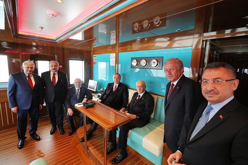 <p>Erdoğan ve Bahçeli ile beraberindekiler, Demokrasi ve Özgürlükler Adası'nda ilk olarak 27 Mayıs Müzesi'ni gezdi. </p>

<p>​</p>
