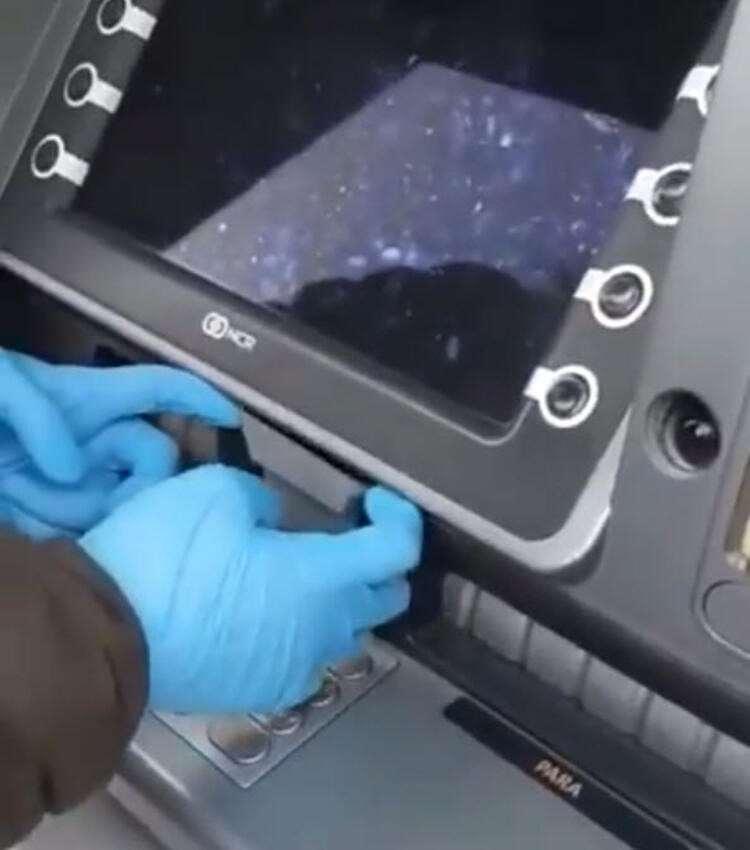 <p>Herhangi bir ATM'de karşımıza çıkabilir. Normal şartlarda görme şansınız neredeyse yok gibi. Şimdi yavaşça bu parçayı kendimize doğru çekiyoruz.</p>

<p> </p>
