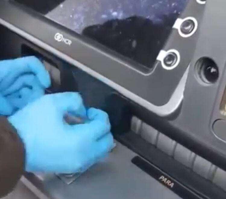 <p>Bu parçayı yavaşça kendinize çektiğinizde dikkat edeceğiniz üzere kolayca elinizde kalacak. Yani çıkarılması oldukça kolay. Peki içinden ne çıkıyor dersiniz?</p>

<p> </p>
