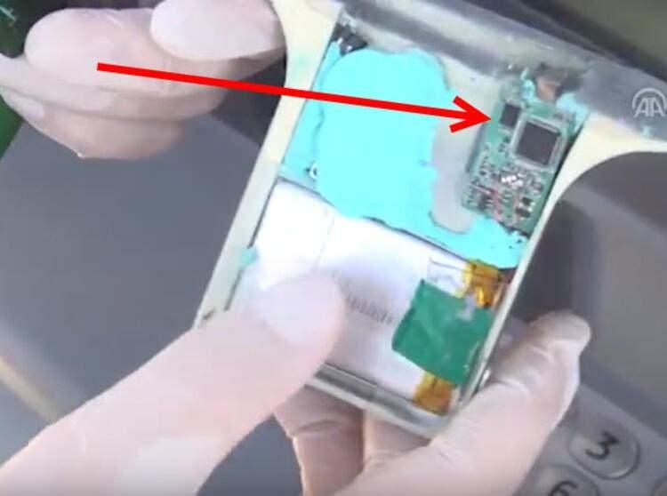 <p>Elbette kaydettiği görüntüleri bir yerde depolaması gerekiyor. Bu aparatın hemen arka yüzünde SD kart bulunuyor; yani kaydedilen veriler bu hafıza kartına depolanıyor.</p>

<p> </p>
