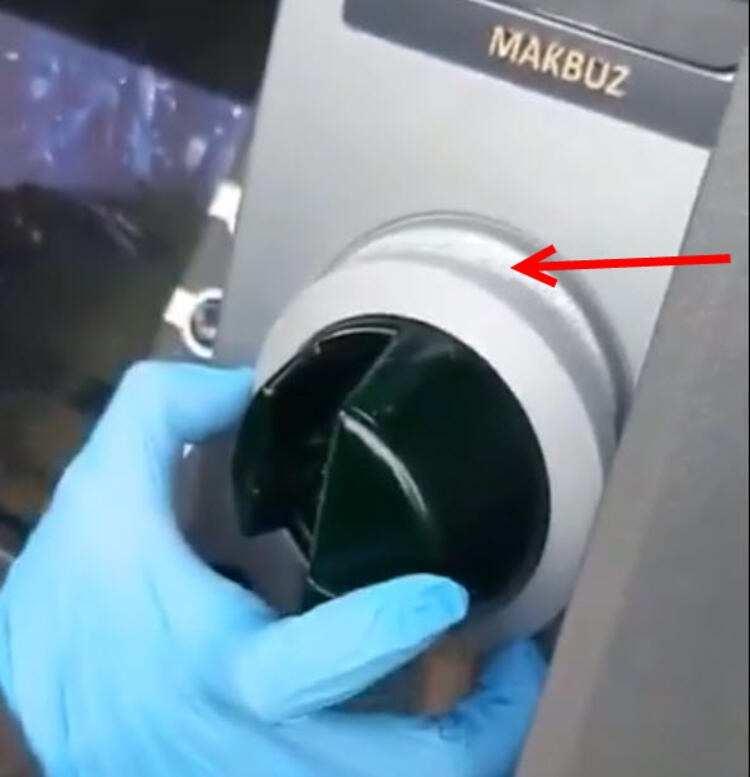 <p>Renginin ne olduğuna bakılmaksızın kartınızı soktuğunuz bu bölmeyi yavaşça kendinize çekmeye çalışın; bu noktada bu bölmede herhangi bir sorun varsa aparat doğrudan elinizde kalacaktır.</p>

<p> </p>
