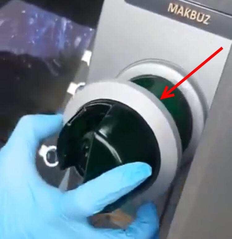 <p>Az önce başıma gelen durumdan farklı bir durumla karşılaşmadık. Bu da bir düzenekmiş; birebir kopyalamışlar meğer... Yani aklımıza gelmeyecek birçok aparatı birebir kopyalayıp kredi kartı bilgilerini çalmak için kullanıyorlar.</p>

<p> </p>
