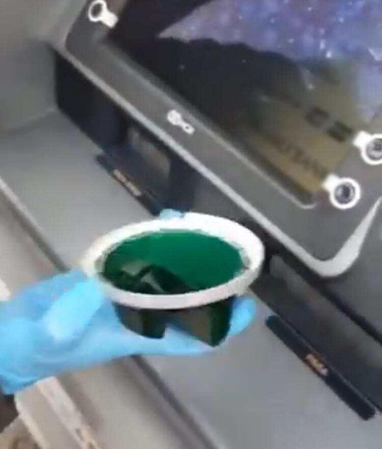 <p>Şimdi de bu aparata yakından bakalım. Çünkü asıl 'mucize' bu aparatın içinde kendini gösteriyor. Tersine çevirip bakıyoruz ve içinde bakın ne buluyoruz?</p>

<p> </p>
