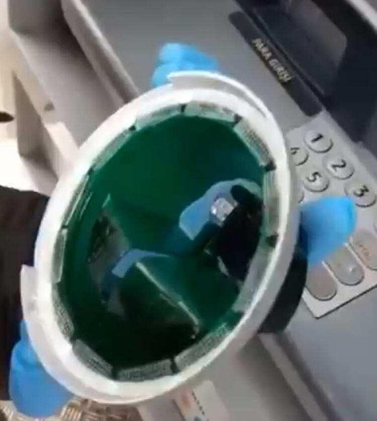 <p>Kart bilgilerini kopyalamak bugünün şartlarında oldukça kolay bir işlem. Aparatın iç kısmına baktığımızda ise kart bilgilerini aynen kopyalayan minik bir sistemin yer aldığını görüyoruz.</p>

<p> </p>
