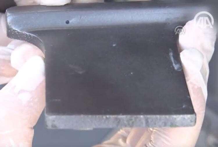 <p>Kart takılan bölümü sallayarak sahte olup olmadığını anlayabilirsiniz.</p>

<p> </p>
