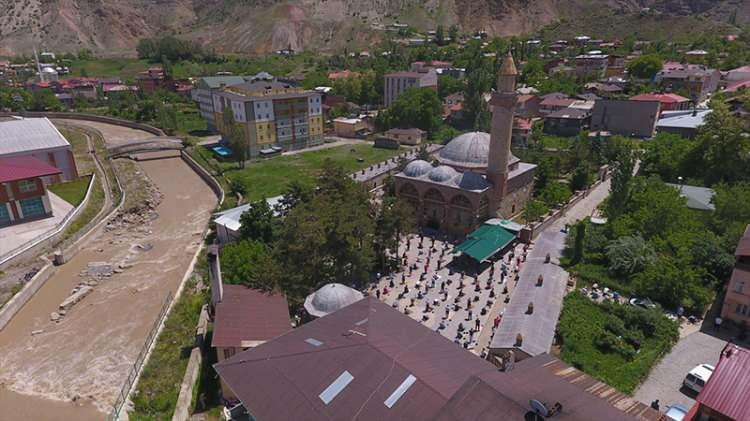 <p>Yeni tip koronavirüsle (Kovid-19) mücadele önlemleri nedeniyle yaklaşık 2,5 aydır cuma namazlarının cemaatle kılınmadığı Erzurum'da, aralarında simge yerlerden Yüksek İrtifa Kamp Merkezi, tarihi Çifte Minareli Medrese, Erzurum Kalesi, Ulucami ve Lalapaşa Camisi'nin de bulunduğu 781 noktada cuma namazı kılındı.</p>