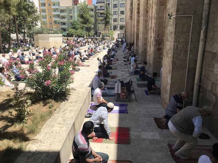 <p>Yeni tip koronavirüs (Kovid-19) tedbirleri kapsamında toplu ibadetin kısıtlanmasının ardından Mardin'in Kızıltepe ilçesinde bulunan 800 yıllık tarihi Ulu Cami'de ilk cuma namazı kılındı.</p>
<p> </p>