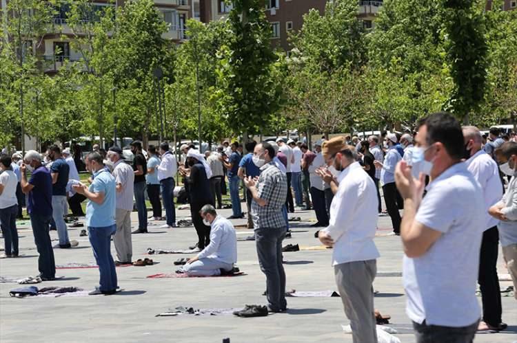 <p>Yeni tip koronavirüs (Kovid-19) tedbirleri kapsamında toplu ibadetin kısıtlanmasının ardından ilk cuma namazı, Diyarbakır'ın merkez Kayapınar ilçesinde bulunan Kent Meydanında kılındı. Vatandaşlar, belirlenen kurallara uyarak cuma namazını eda etti.</p>
<p> </p>