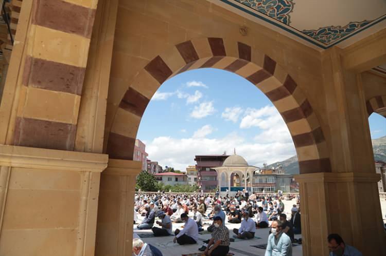 <p>Yeni tip koronavirüs (Kovid-19) tedbirleri kapsamında toplu ibadetin kısıtlanmasının ardından ilk cuma namazı, Kahramanmaraş'ta belirlenen camilerde kılındı. Vatandaşlar, belirlenen kurallara uyarak namazlarını kıldı.</p>
<p> </p>