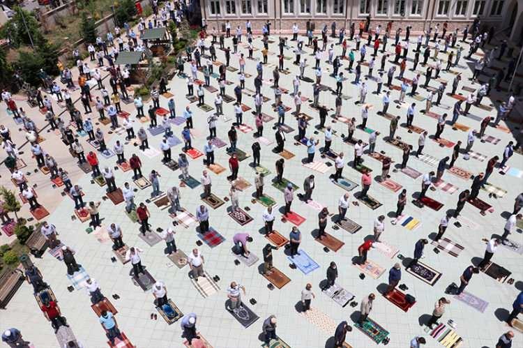 <p>Yeni tip koronavirüs (Kovid-19) tedbirleri kapsamında toplu ibadetin kısıtlanmasının ardından ilk cuma namazı, Siirt'te belirlenen camilerde kılındı. Vatandaşlar, belirlenen kurallara uyarak namazlarını kıldı.</p>

<p> </p>

